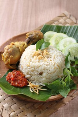 Balık ve sebzeli pilav.