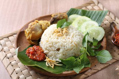 Balık soslu kızarmış pirinç, kızarmış tavuk, Tayland yemeği.