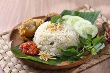 Körili pilav ve tabakta sebze..