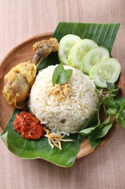 Körili tavuk ve sebzeli kızarmış pirinç.