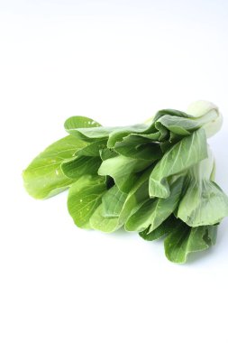 Beyaz arkaplanda taze ıspanak