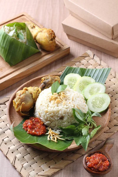 Indonésia Comida Tradicional Arroz Samosa Com Frango Frito Comida Indonésia — Fotografia de Stock