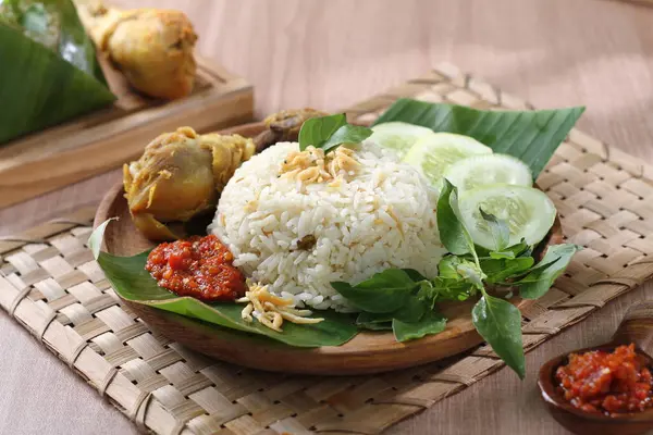 Ινδονησιακό Φαγητό Ινδονησιακό Ρύζι Κοτόπουλο Και Λαχανικά Σερβίρεται Στο Πιάτο — Φωτογραφία Αρχείου