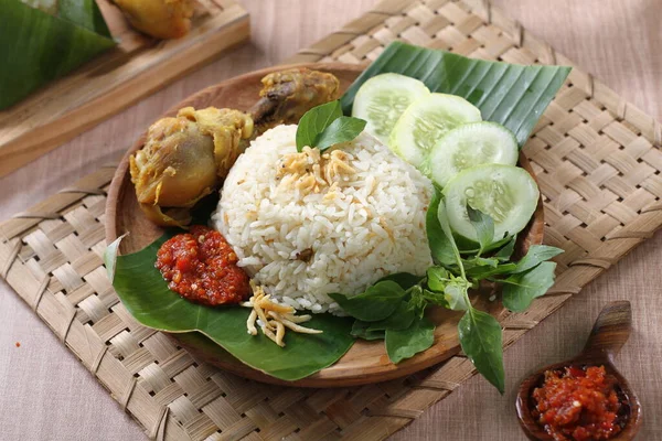 Nasi Indonesia Dengan Ayam Ayam Nasi Goreng Ayam Ayam Goreng — Stok Foto