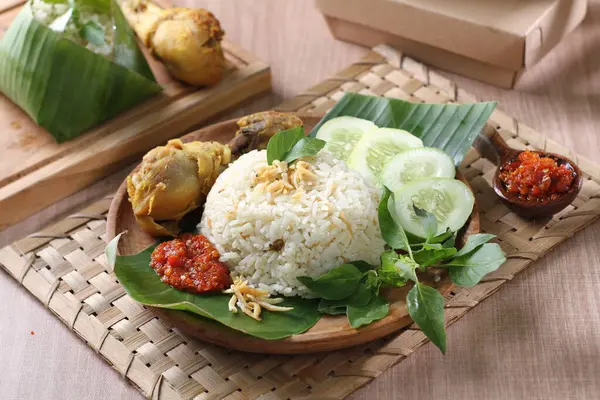 Nasi Indonesia Dengan Ayam Ayam Dan Nasi Goreng Disajikan Atas — Stok Foto