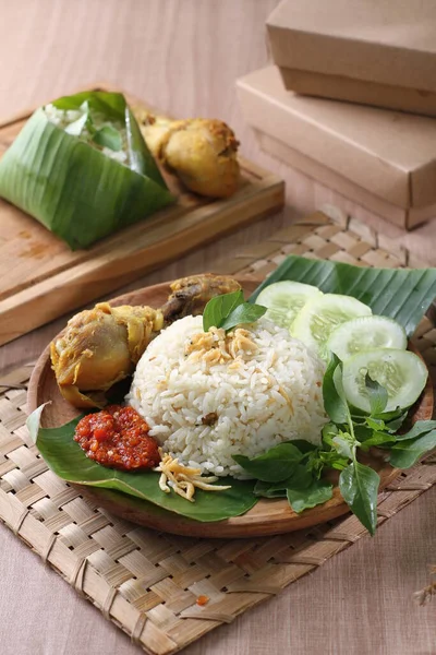 Nasi Indonesia Dan Ayam Goreng Dengan Ayam Goreng Dan Sayuran — Stok Foto