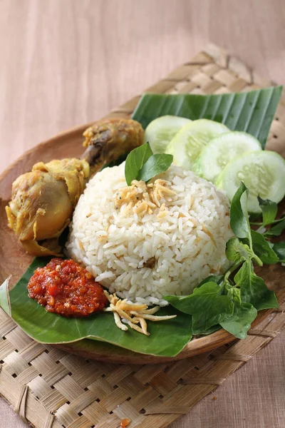 Индонезийский Куриный Рис Овощами — стоковое фото