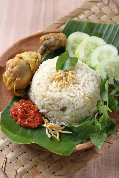 Nasi Dengan Ayam Goreng Masakan Indonesia — Stok Foto