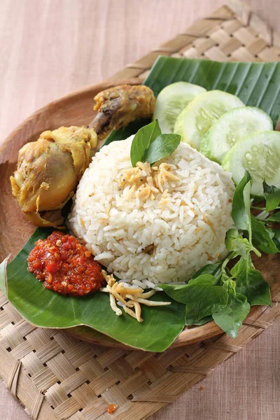 Nasi Dengan Kari Ayam Dan Ayam Goreng — Stok Foto