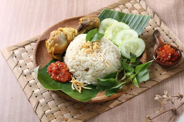 Nasi Dengan Nasi Goreng Dan Ayam Dengan Sayuran — Stok Foto