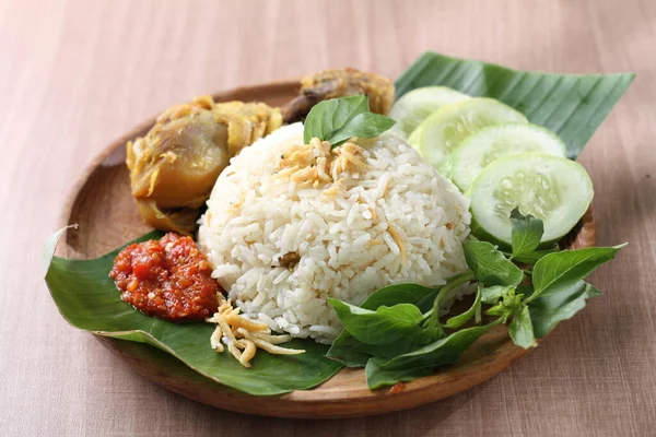 Makanan Indonesia Nasi Ayam Nasi Goreng Nasi Goreng Disajikan Dengan — Stok Foto