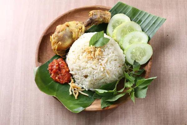 Nasi Ayam Dan Sayuran Dengan Nasi Dan Daun Kari — Stok Foto