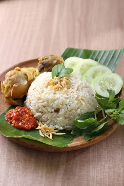 Nasi Dengan Ayam Dan Sayuran Piring Putih — Stok Foto