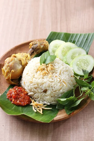 Makanan Indonesia Nasi Goreng Indonesia Disajikan Atas Piring Dengan Daun — Stok Foto