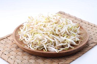 Taze turp salatasını kapat.