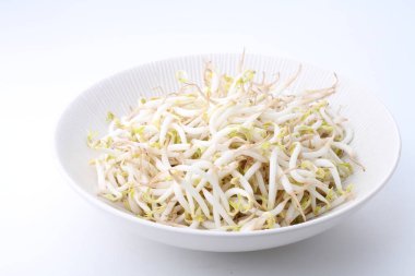 Beyaz tabakta taze turp filizleri