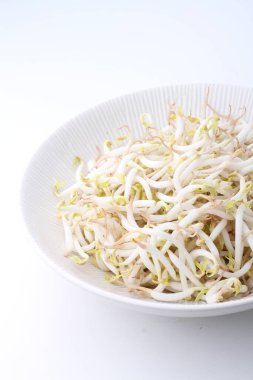 Beyaz arkaplanda taze organik turp