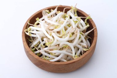 Bir kasede taze organik turp