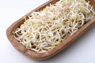 Beyaz kasede taze organik beyaz soğanlar.