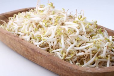 Beyaz arka planda tahta üzerinde taze lahanalar..