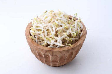 Beyaz arka planda beyaz kasede taze organik lahana.