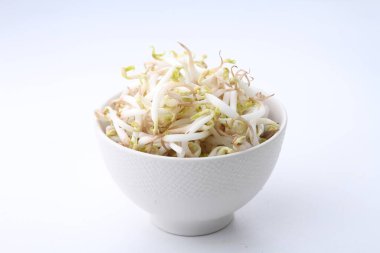 Taze sebze salatası beyaz üzerine izole edilmiş.