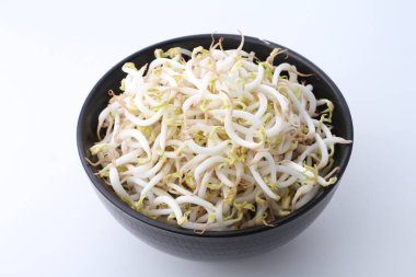 Masadaki kasede taze organik filizler.