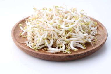 Beyaz arkaplanda beyaz fasulye filizleri.