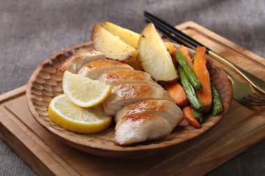 Limon ve sebzeli ızgara balık fileto. sağlıklı yiyecekler