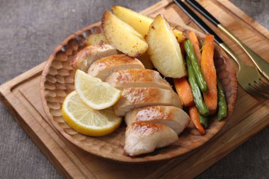 kuşkonmaz ve sebzeli tavuk göğsü.