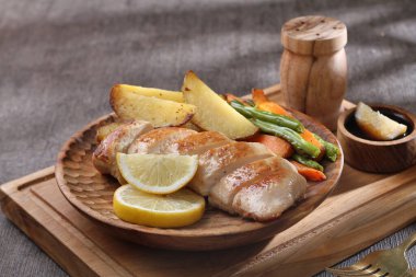 Kızarmış tavuk budu ve sebze