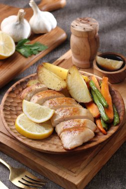 Limonlu ve sebzeli tavuk filetosu.