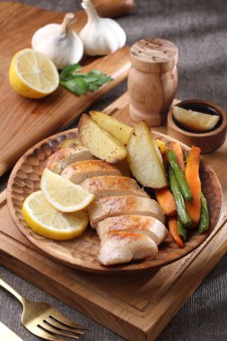 Sebze ve baharatlı kızarmış tavuk göğsü.