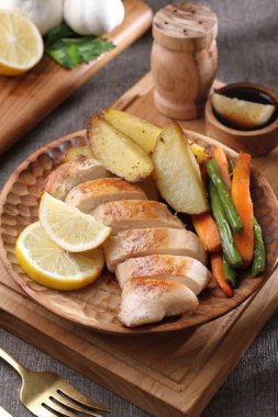 Kızarmış balık patates ve limon ile