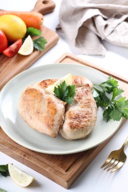 Masada taze sebzeli ızgara balık.