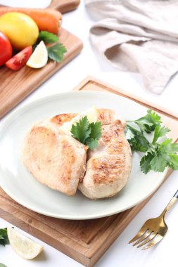 Beyaz tabakta ızgara tavuk göğsü, yakın plan. sağlıklı yiyecekler