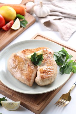 Sebzeli ızgara tavuk göğsü.