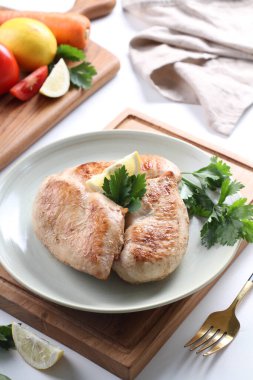 Limonlu ve naneli ızgara hindi göğsü..