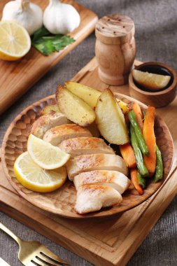 Limonlu ve otlu ızgara tavuk bifteği