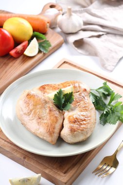 Tabakta ızgara tavuk göğsü, yakın.