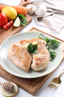 Limonlu tavuk göğsü filetosu.