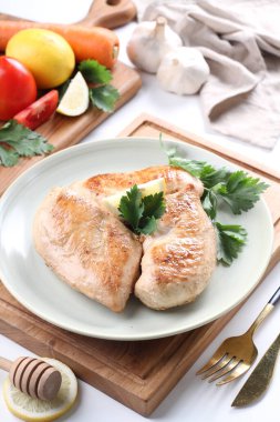 Limonlu ve otlu ızgara balık.