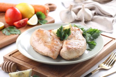 Limonlu ve taze otlu ızgara tavuk göğsü.