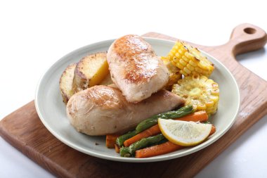 Kızarmış tavuk budu, sebze ve patates.