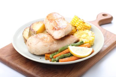 Sebzeli tavuk göğsü ve beyaz arka planda pirinç.