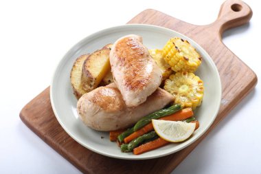 Kızarmış tavuk, sebze ve patates tabağı.