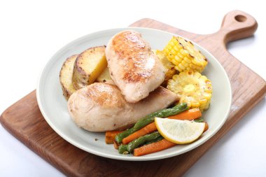 Sebzeli ve soslu ızgara tavuk.