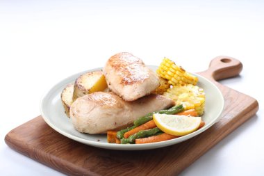 Beyaz tabakta sebzeli ızgara tavuk