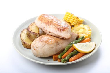 Kızarmış tavuk ve sebzeli patates ve sebze.