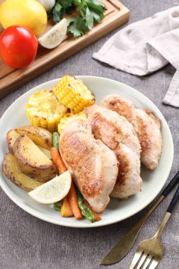 Patates ve sebzeli tavuk.